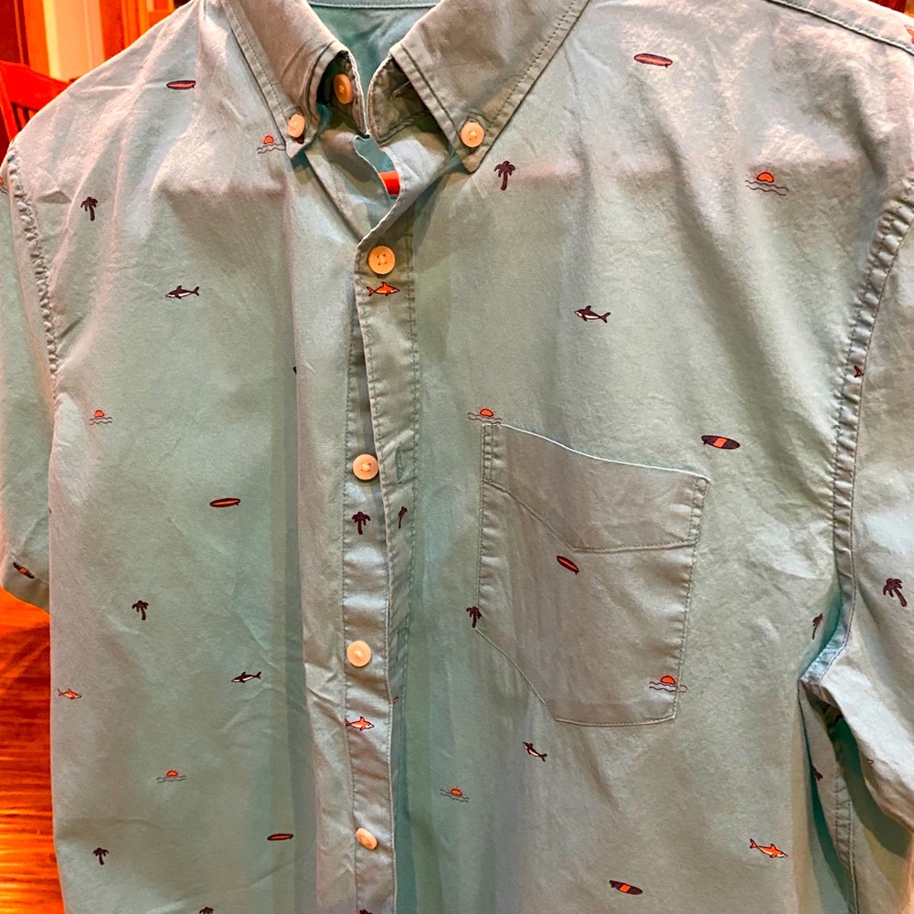 Shortsleeved casual button up